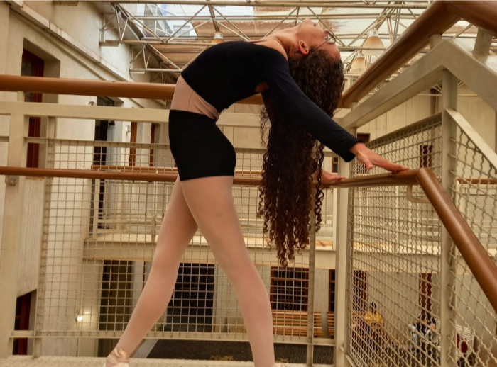 bailarina no topo de uma escada