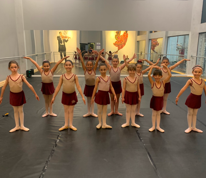 crianças pulando junto com professores de dança