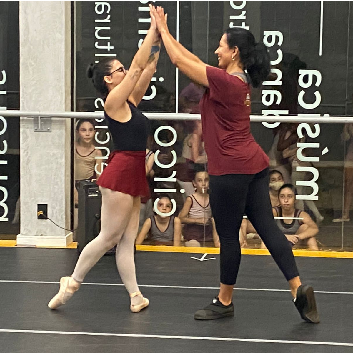 turma de dançarinos de hip hop